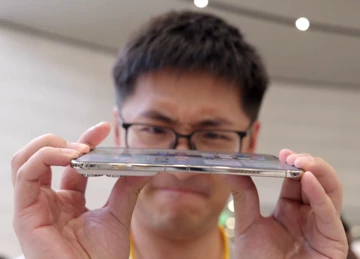 Экран iPhone Duo начал мерцать после лёгкого теста на изгиб