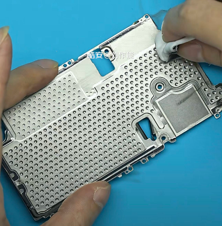 Охлаждение, диафрагма и звук: что показала разборка iPhone 18 Pro