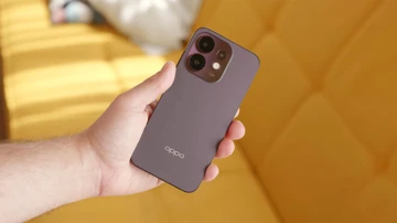 ВИДЕО: обзор OPPO Reno 16 – компакт-искуситель фанатов iPhone
