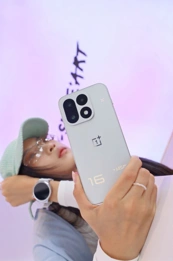 OnePlus 16 во всех цветах красуется на живых фото и видео