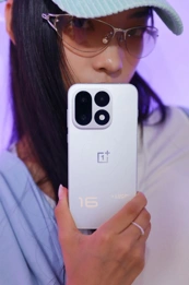 OnePlus 16 во всех цветах красуется на живых фото и видео