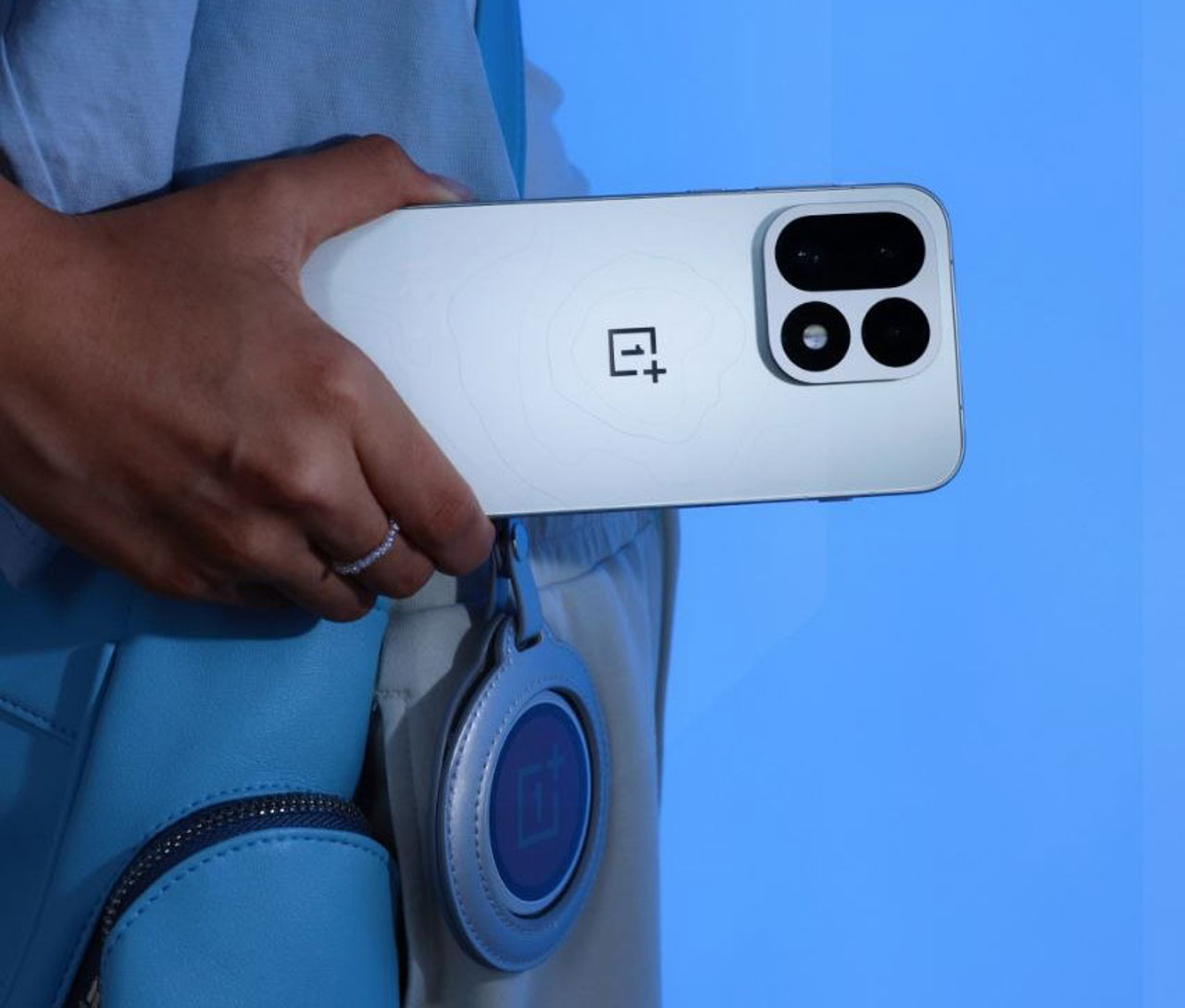 OnePlus 16 во всех цветах красуется на живых фото и видео