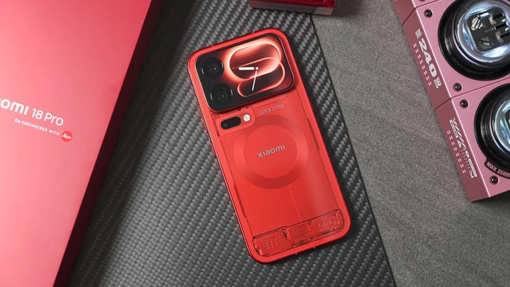 Прозрачная лимитка Xiaomi 18 Pro на живых фото и видео