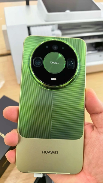 Серия Huawei Mate 90 на живых фото