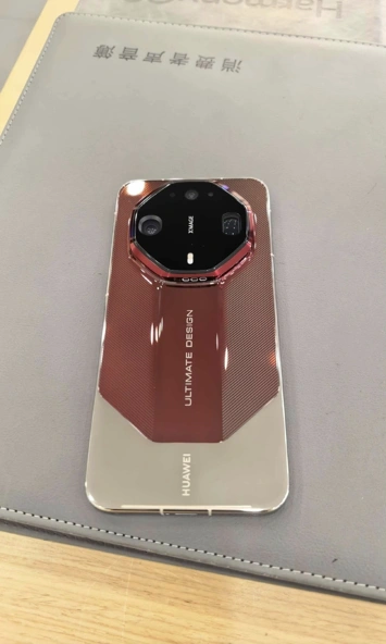 Серия Huawei Mate 90 на живых фото