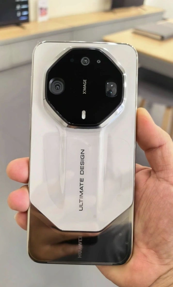 Серия Huawei Mate 90 на живых фото