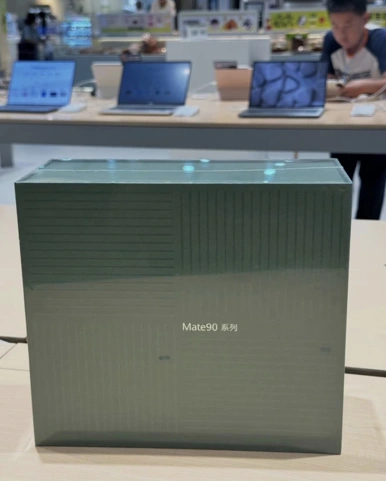 Серия Huawei Mate 90 на живых фото