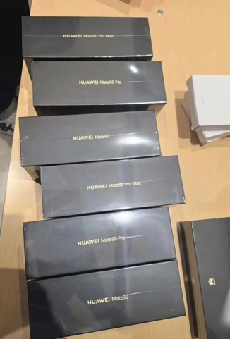 Серия Huawei Mate 90 на живых фото