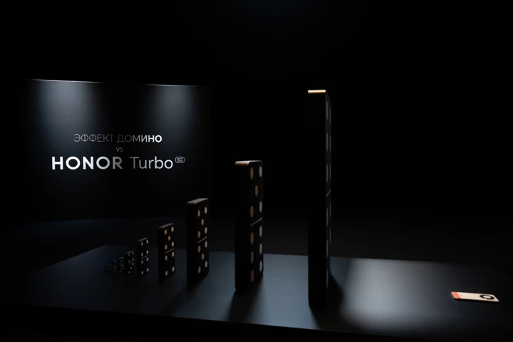 Honor Turbo выдержал удар домино массой 22 кг