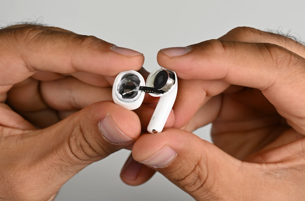 AirPods 5 впервые за 10 лет получили ненулевую оценку ремонтопригодности