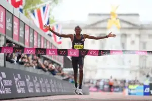 Alexander Mutiso Munyao of Kenya wins the men’s elite race during the 2024 London Marathon.