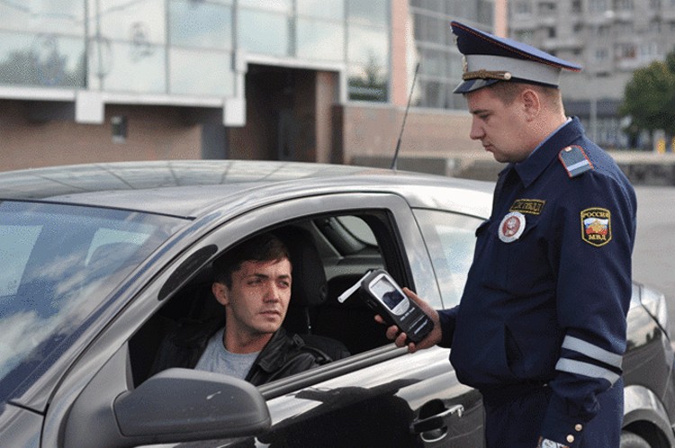 Какие ошибки сотрудников ГИБДД могут помочь отменить постановление по статье 12.26 КоАП РФ