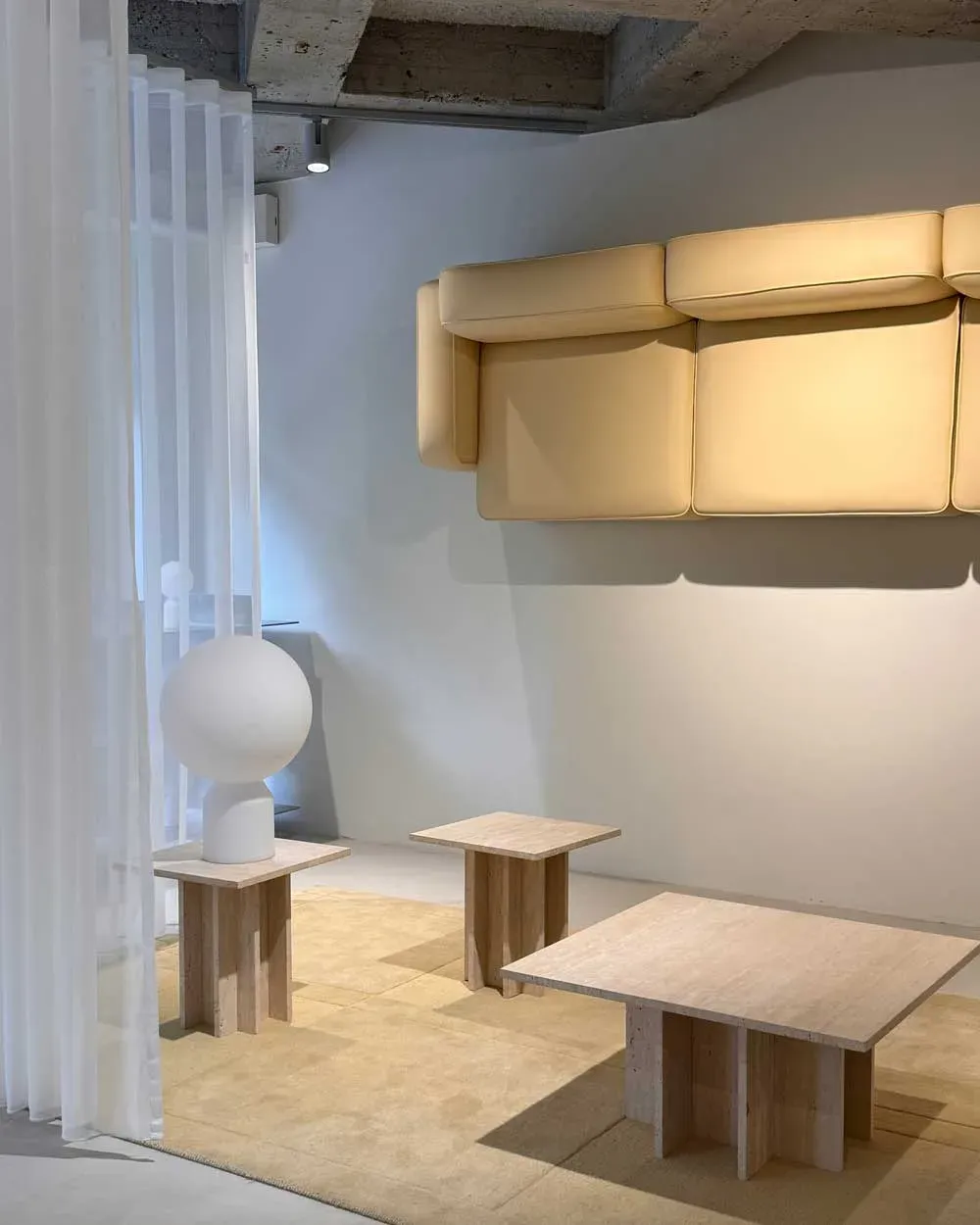 масляно желтый интерьер