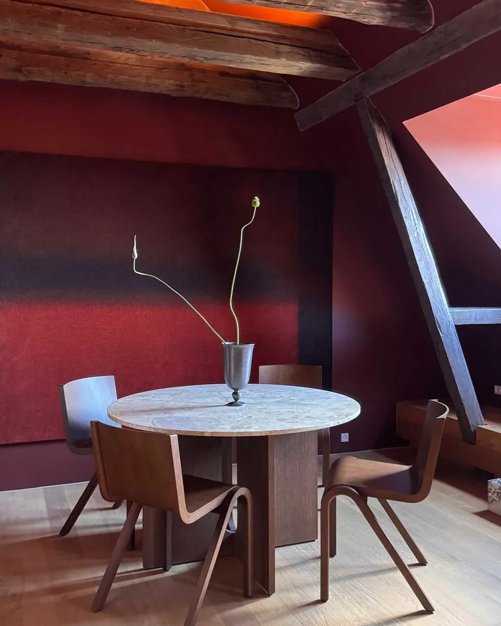 глубокий красный интерьер