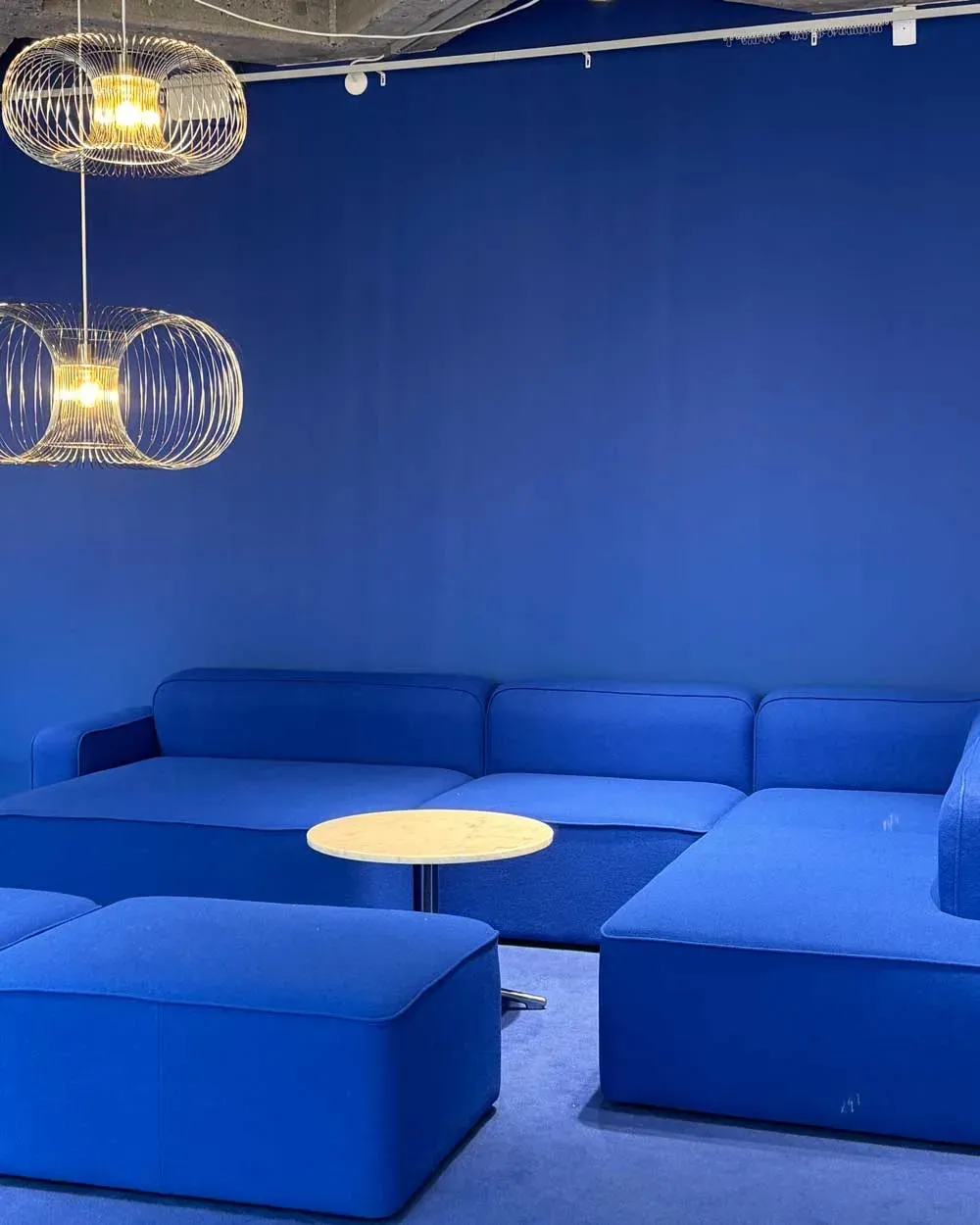 синий интерьер