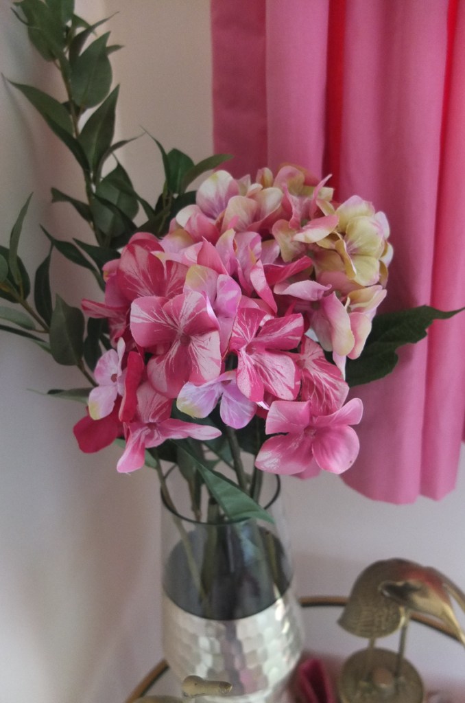 iskusstvennye-cvety-rasteniya-gorodskoy-interer-stil-prostota-3