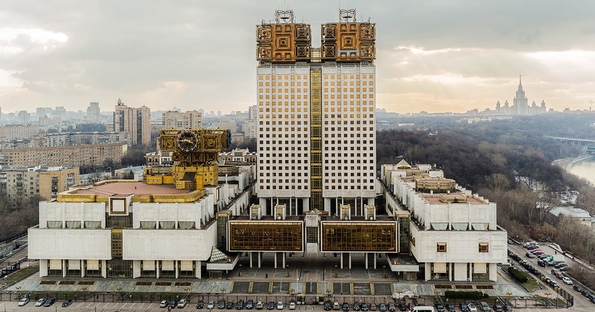 какое сооружение в столице москвичи в шутку называют мозги