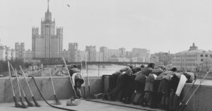 Старая Москва: «В 1960-х мы играли в пинг-понг на крыше высотки на Котельнической»