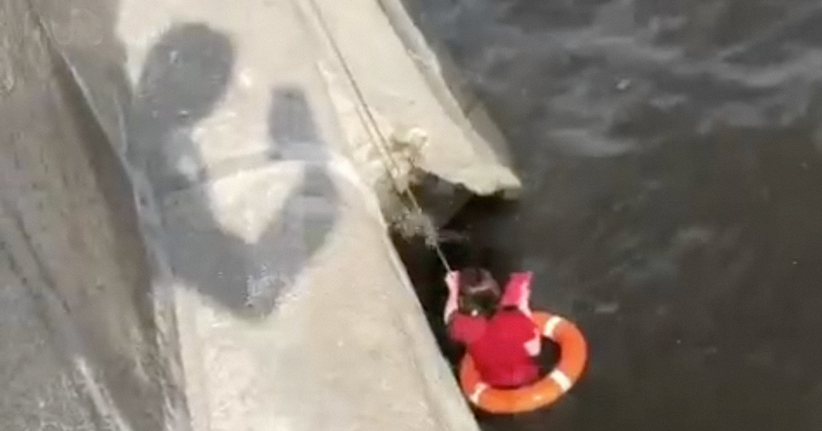 Шляпа упала в воду. Мост падает.