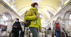Ученый призвал в метро помимо масок носить очки