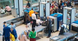 Из-за санкций досмотр в аэропортах могут начать вновь проводить вручную, что образует очереди