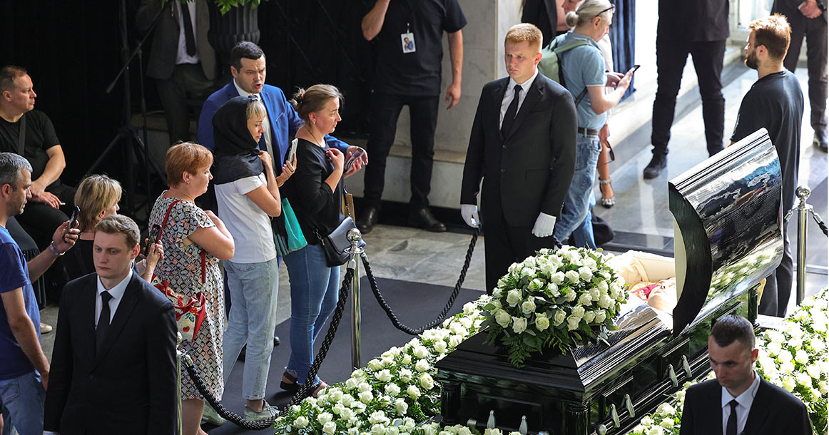 Прощание юрия соломина. Прощание с Юрием Шатуновым на Троекуровском кладбище. Похороны Юрия Шатунова Троекуровское.