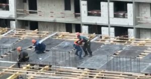 В Люблино рабочие устроили спарринг по борьбе прямо на строящейся крыше