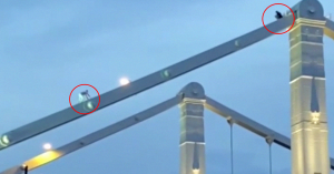 На опоры Крымского моста снова залезли двое безумцев
