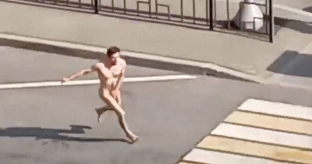 Порно голые девушки на улицах москвы