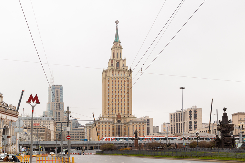 Площадь 3х вокзалов какие. Сталинские высотки в Москве внутри. Высотка на площади трех вокзалов в Москве. Гостиница Украина сталинская высотка внутри. Сталинские высотки здание Аэрофлота.