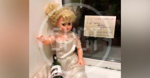 Жительница Бутырского района вызвала полицию, испугавшись куклы с запиской в подъезде