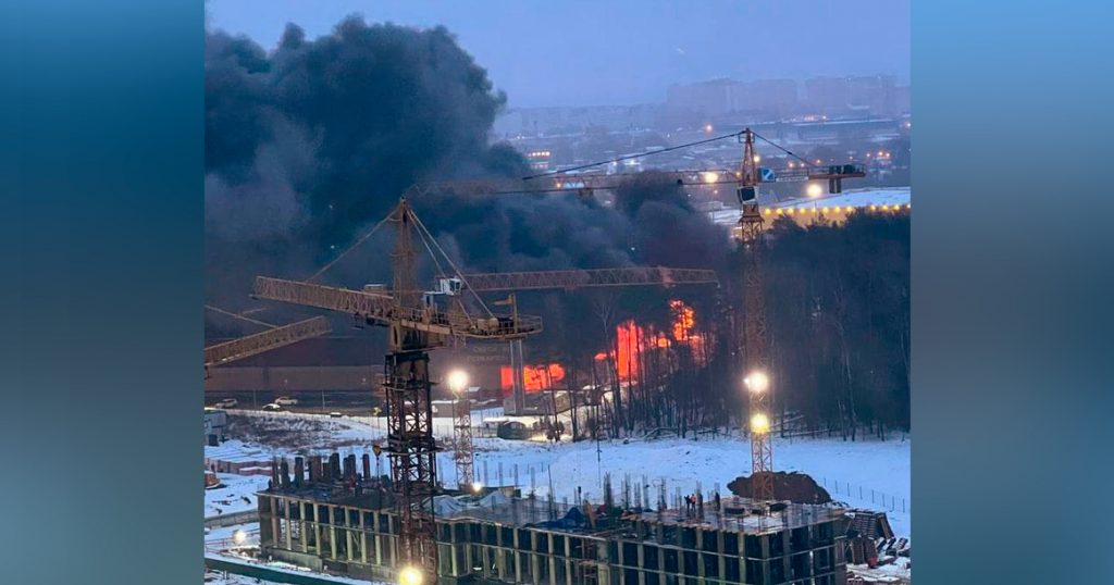 В Балашихе горит крупный ТЦ «Стройпарк»