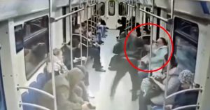 На Солнцевской линии пассажирка напала на девушку с ножом из-за громкого разговора по телефону