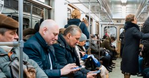 Пассажир устроил скандал в вагоне метро из-за сидящих мужчин