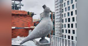 Крышу дома-птицы на ЗИЛе наконец начали украшать двухметровыми голубями