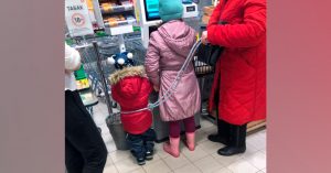 Вожжи для детей: в магазине заметили ребенка на поводке
