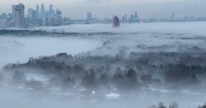 «Москва мистическая»: москвичи все утро делятся фотографиями окутавшего город тумана
