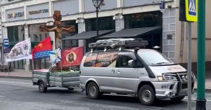 На Большой Никитской заметили фургон с распятием, стягами с Христом и флагом Магадана
