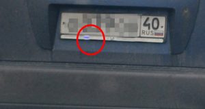 На улице Красина задержали водителя с бело-сине-белым флагом на номере авто