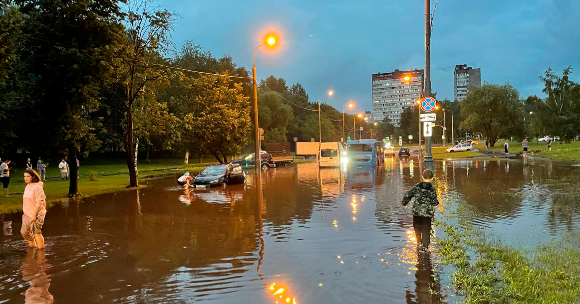 Дождь в москве 14 июля. Ливень. Ливень в Москве. Дождь в Москве. Мякинино парк затопило.