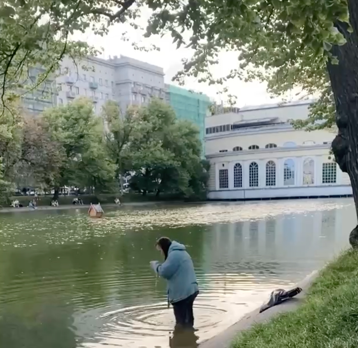 Несмотря на жару, москвичка решила искупаться в Чистых прудах в одежде -  Москвич Mag