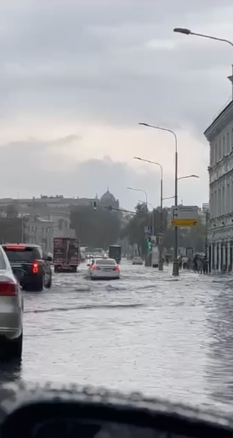 Водопады, байдарки на дорогах и застрявшее (опять) «Солнце Москвы»: как  город пережил ливень - Москвич Mag