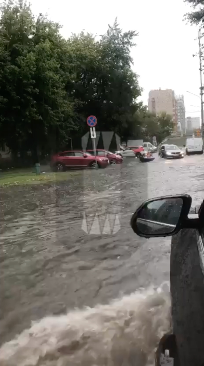 Водопады, байдарки на дорогах и застрявшее (опять) «Солнце Москвы»: как  город пережил ливень - Москвич Mag