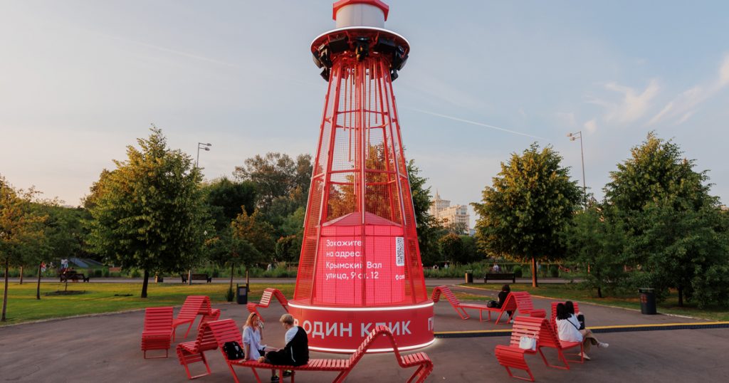 Защищено: Везите к маяку: «Самокат» установил в парке Горького арт-объект для доставки заказов