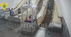 В метро задержали хулигана, разбившего лампу на эскалаторе — он принял ее за боксерскую грушу