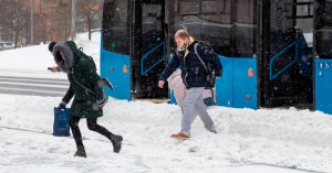 В Думе предложили запретить компаниям наказывать сотрудников за опоздание из-за снегопада