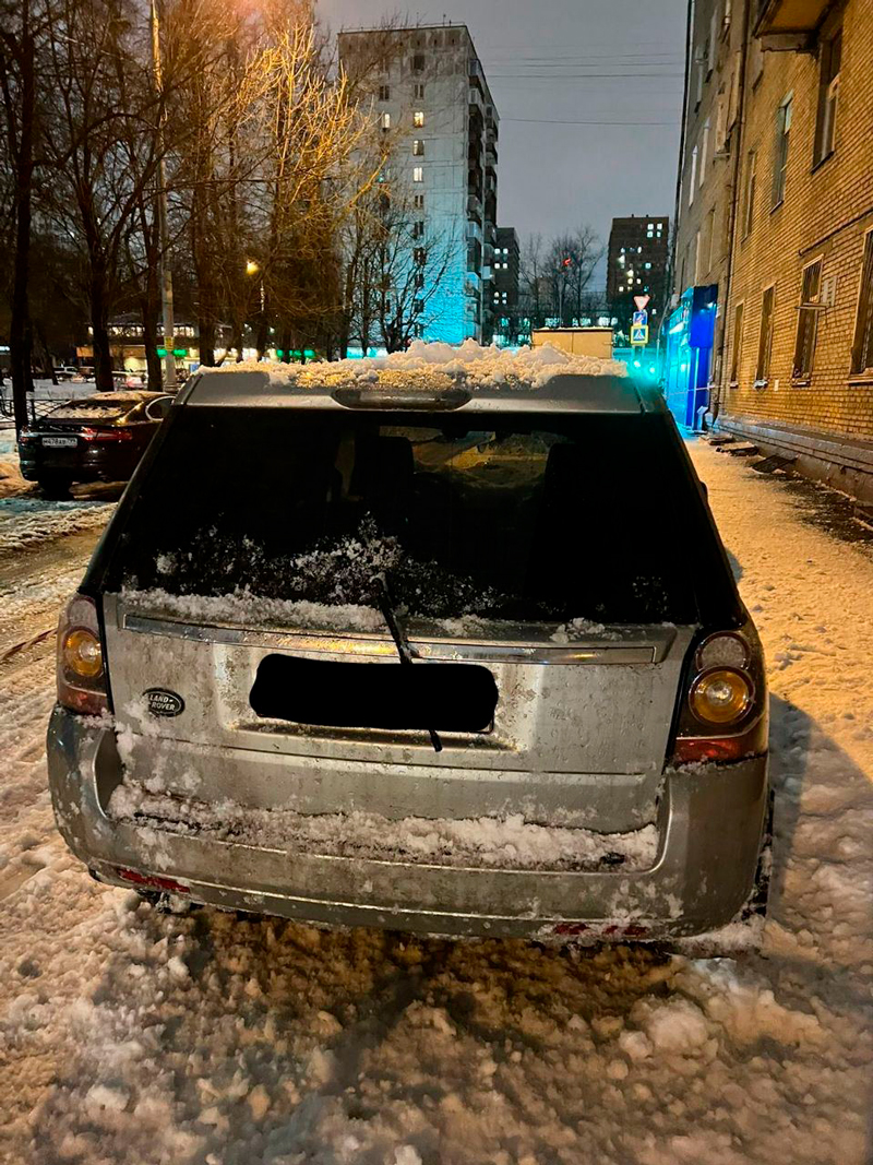 В Кунцево во время чистки снега с крыши коммунальщики разбили пять машин -  Москвич Mag