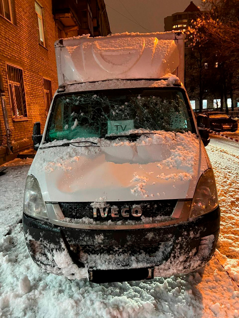 В Кунцево во время чистки снега с крыши коммунальщики разбили пять машин -  Москвич Mag