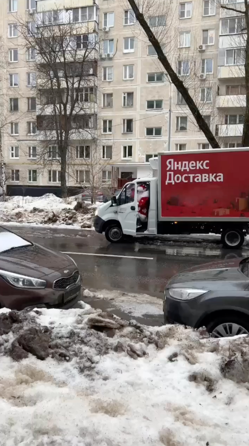 Теперь в Яндекс Доставке подарки развозят Дед Мороз и Снегурочка - Москвич  Mag