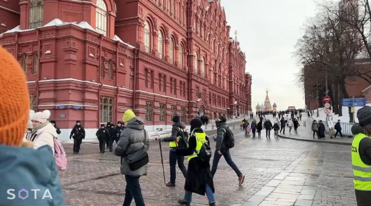 На Манежной площади после акции жен мобилизованных начали задерживать  журналистов - Москвич Mag